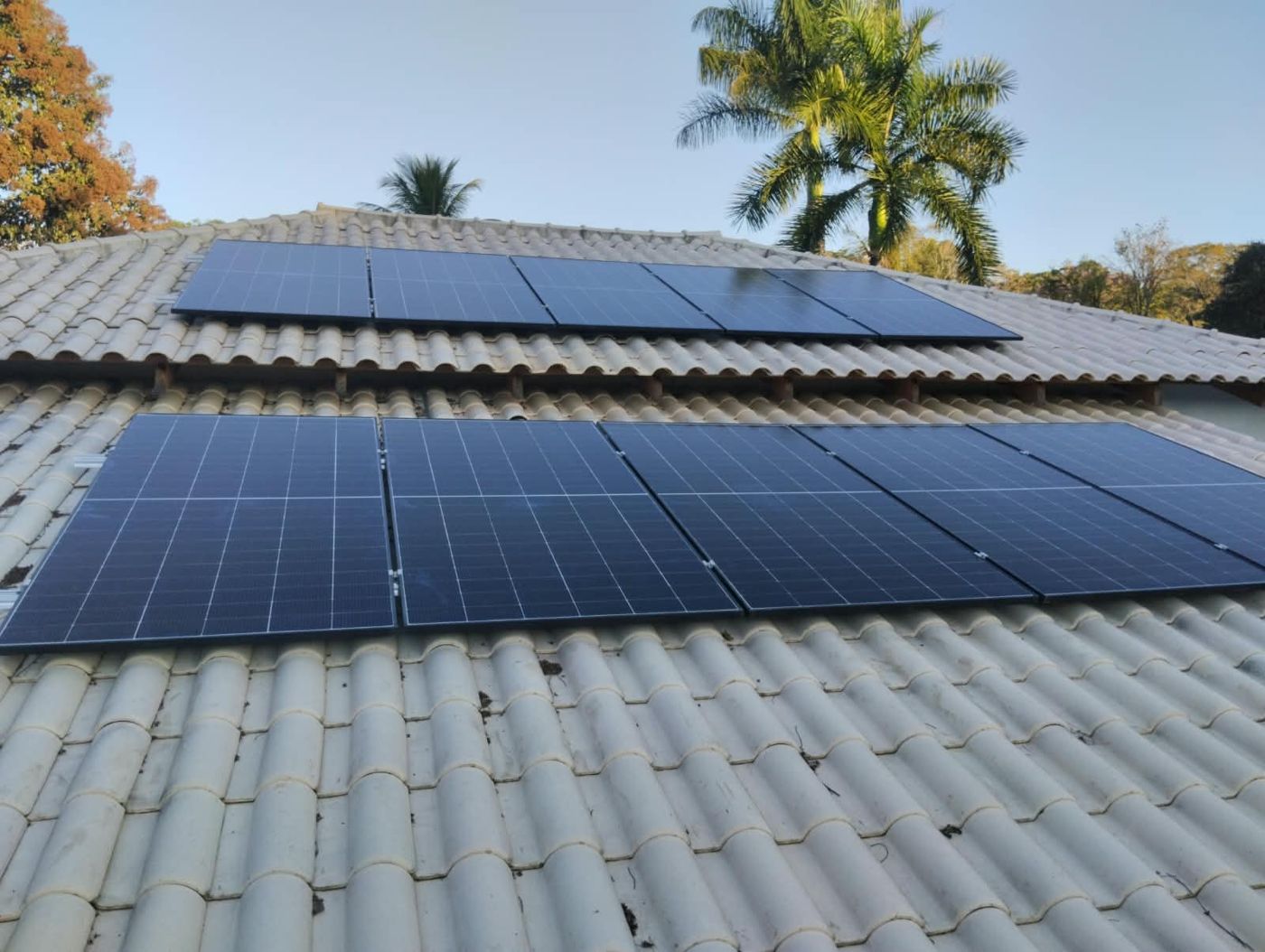 Dez módulos fotovoltaicos em telhado de telha cerâmica, em Divinópolis