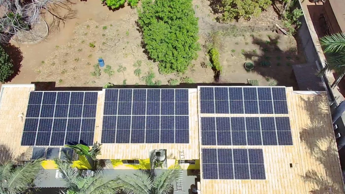 Telhado residencial com 38 módulos fotovoltaicos visto de drone, em Oliveira