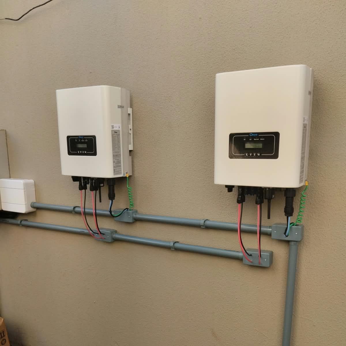 Dois inversores instalados na parede externa